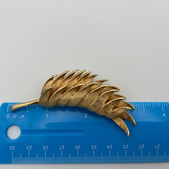 Vintage Marcel Boucher Gold  Tone Layered  Floral Leaf  Brooch Signed Numbered - Picture 5 of 7